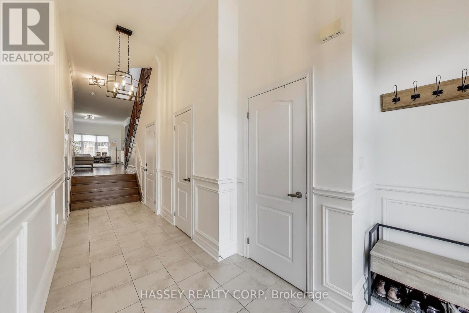 852 Elvidge Trail, Newmarket (Woodland Hill), Ontario  L3X 0J7 - Photo 4 - N13010026