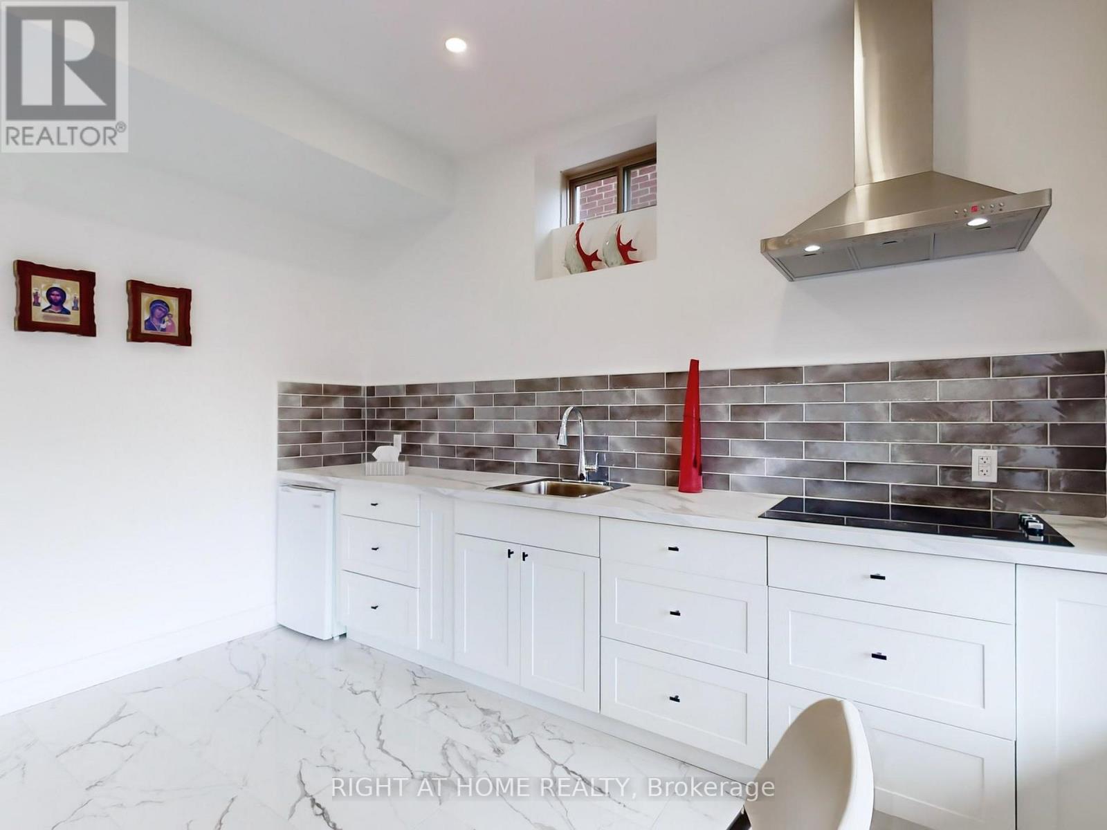 216 Sunset Vista Court E, Aurora, Ontario  L4G 3Y1 - Photo 24 - N13010034