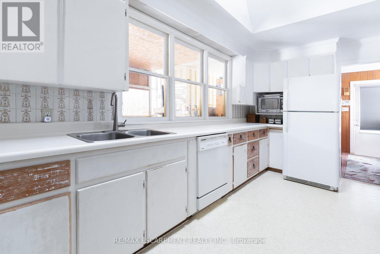 5 Homestead Avenue, Hamilton, Ontario  L9H 5Y6 - Photo 4 - X13010016