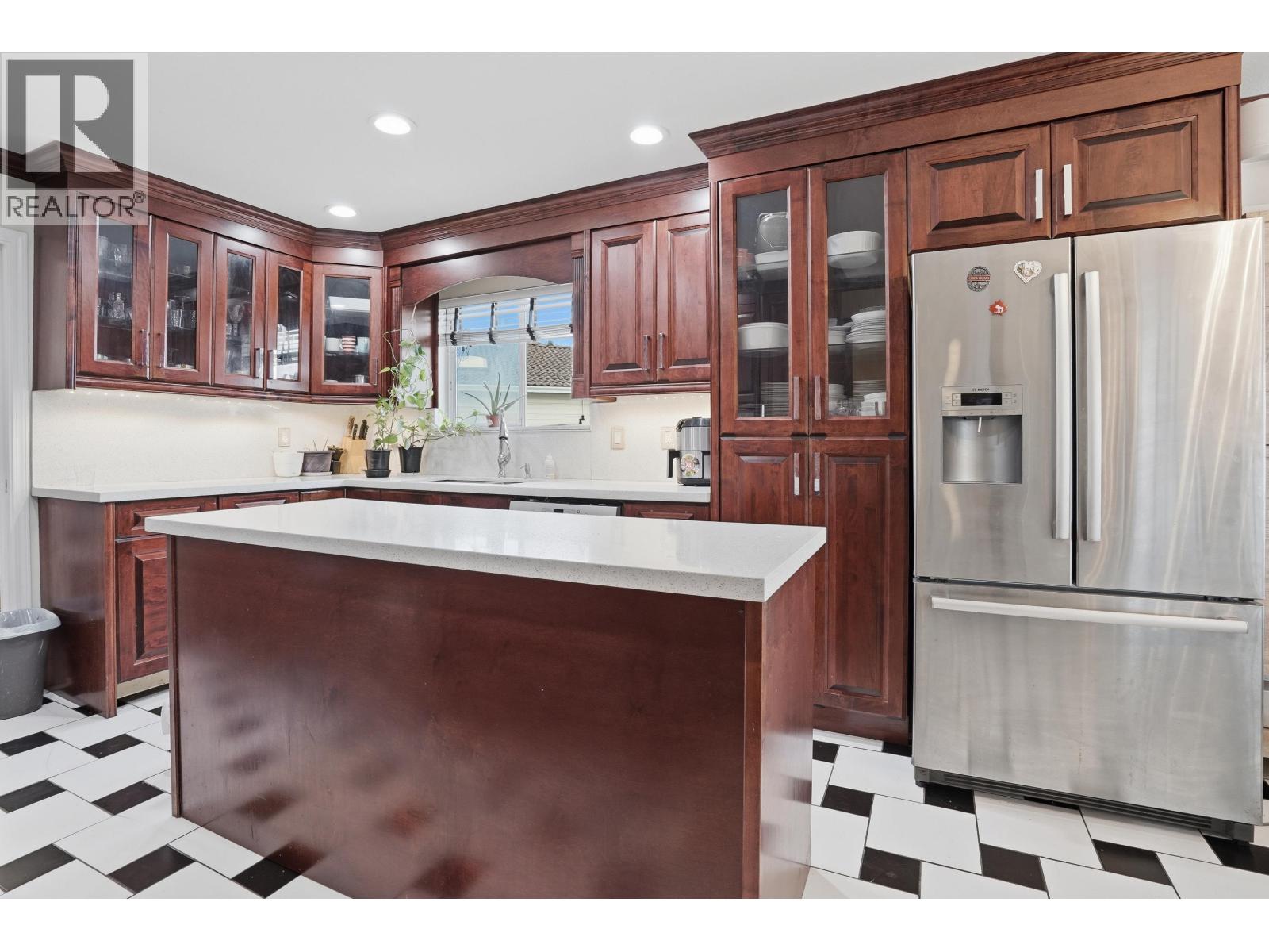 716 Crane Place, New Westminster, British Columbia  V3M 6P5 - Photo 3 - R3111481