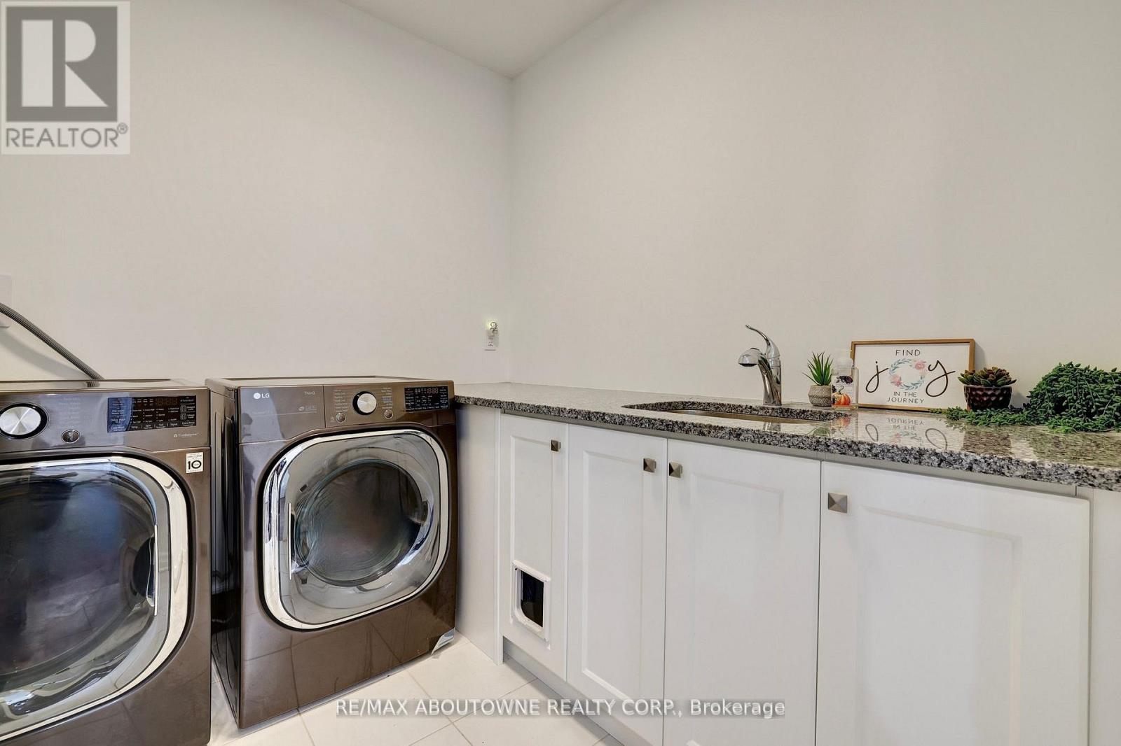 1416 Ford Strathy Crescent S, Oakville, Ontario  L6H 6E3 - Photo 36 - W13006534