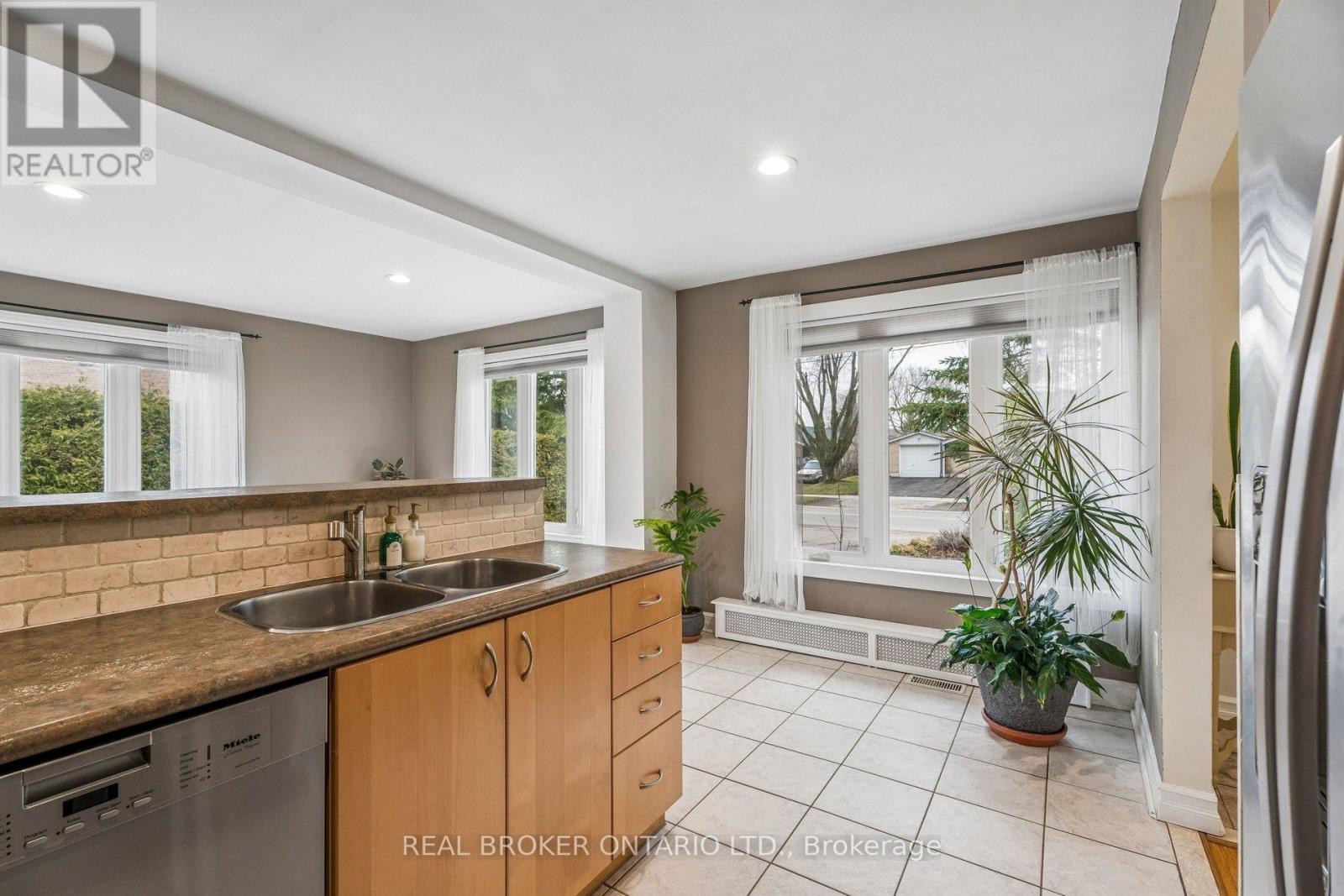 40 Seaton Drive, Aurora (Aurora Highlands), Ontario  L4G 2K1 - Photo 11 - N13010066