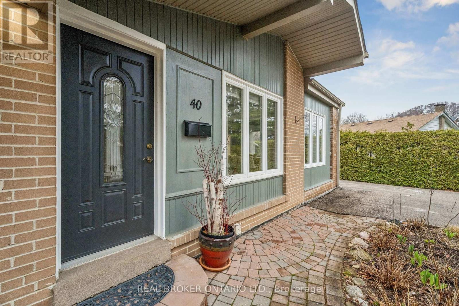 40 Seaton Drive, Aurora (Aurora Highlands), Ontario  L4G 2K1 - Photo 2 - N13010066