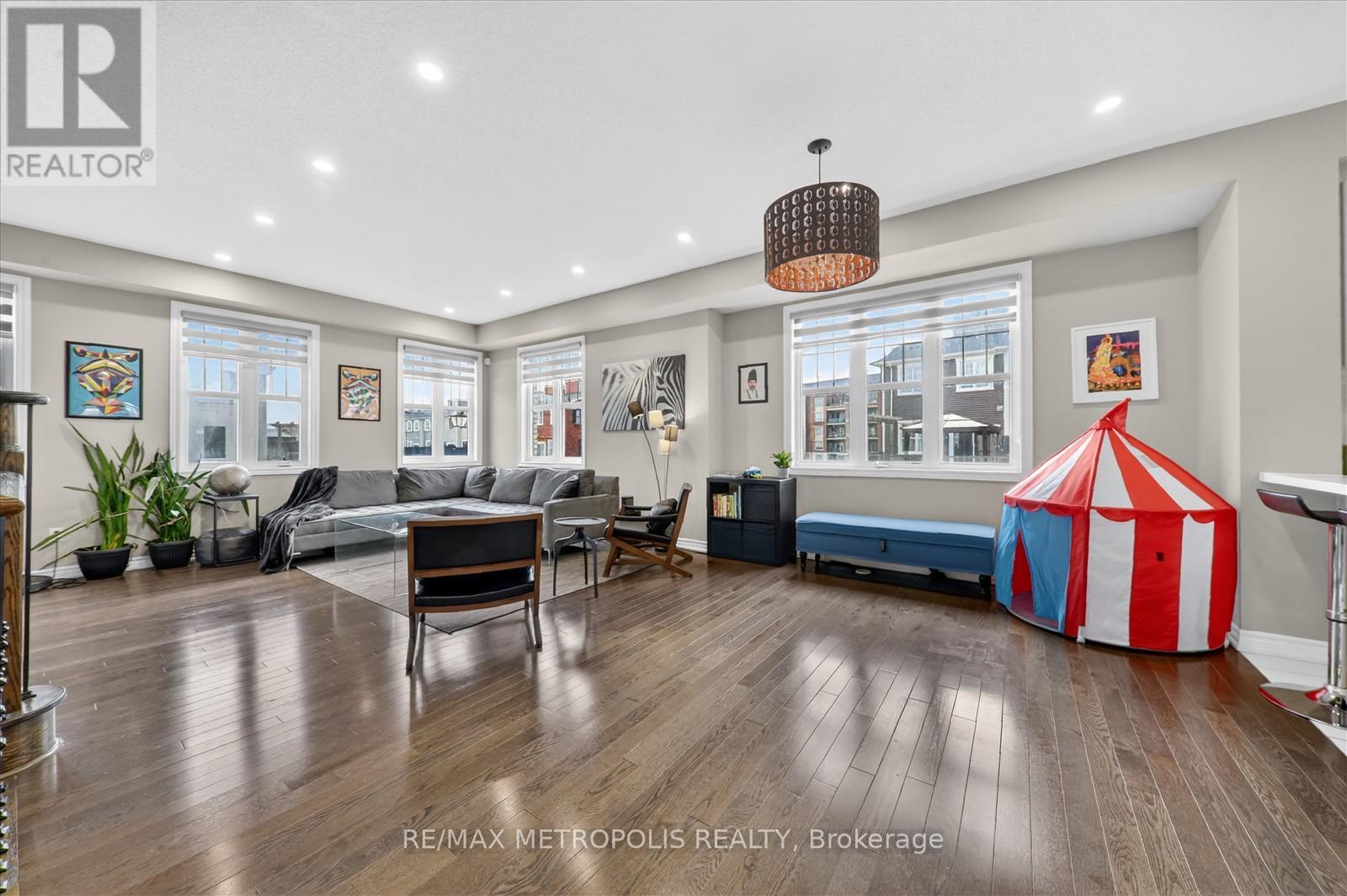 1 Boadway Crescent, Whitchurch-Stouffville (Stouffville), Ontario  L4A 1X9 - Photo 2 - N13010122