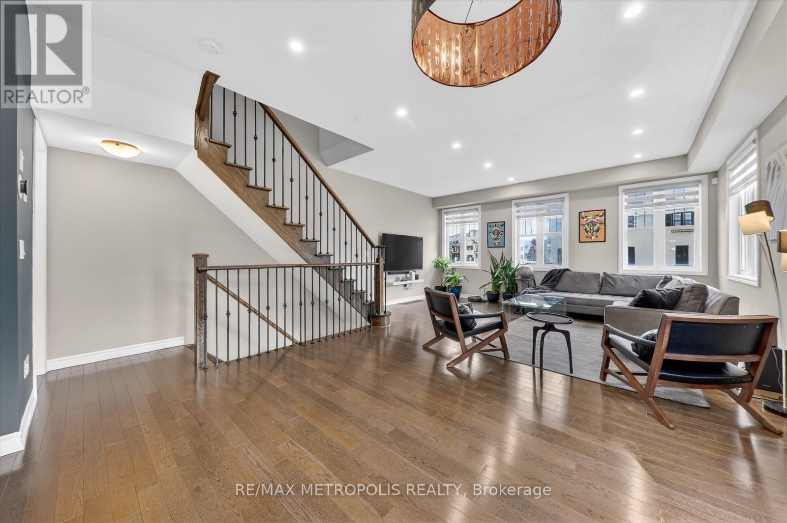 1 Boadway Crescent, Whitchurch-Stouffville (Stouffville), Ontario  L4A 1X9 - Photo 3 - N13010122