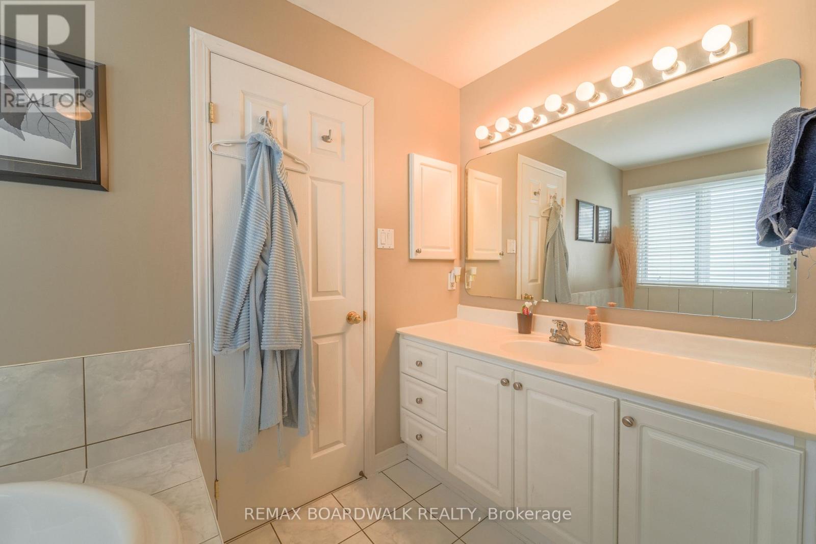 170 Bridlewood Drive, Ottawa, Ontario  K2M 2M4 - Photo 25 - X12910756