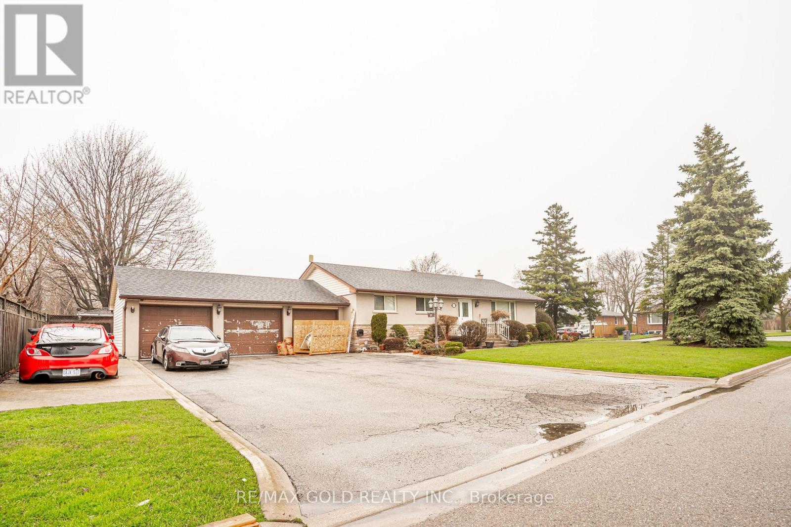 37 Carlyle Crescent, Brampton, Ontario  L6W 2Y9 - Photo 2 - W13007236