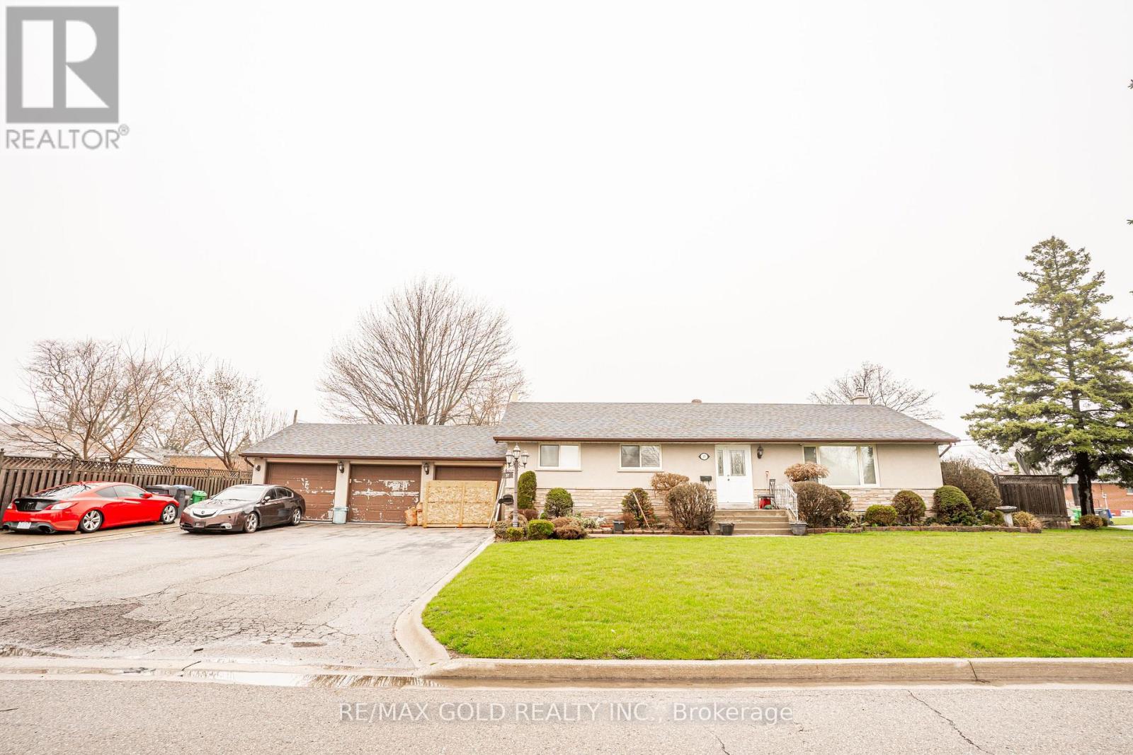 37 CARLYLE CRESCENT, Brampton, Ontario
