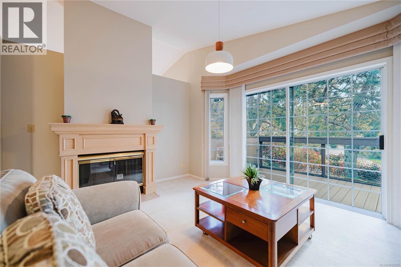 4 901 Kentwood Lane, Saanich, British Columbia  V8Y 2Y5 - Photo 4 - 1032377