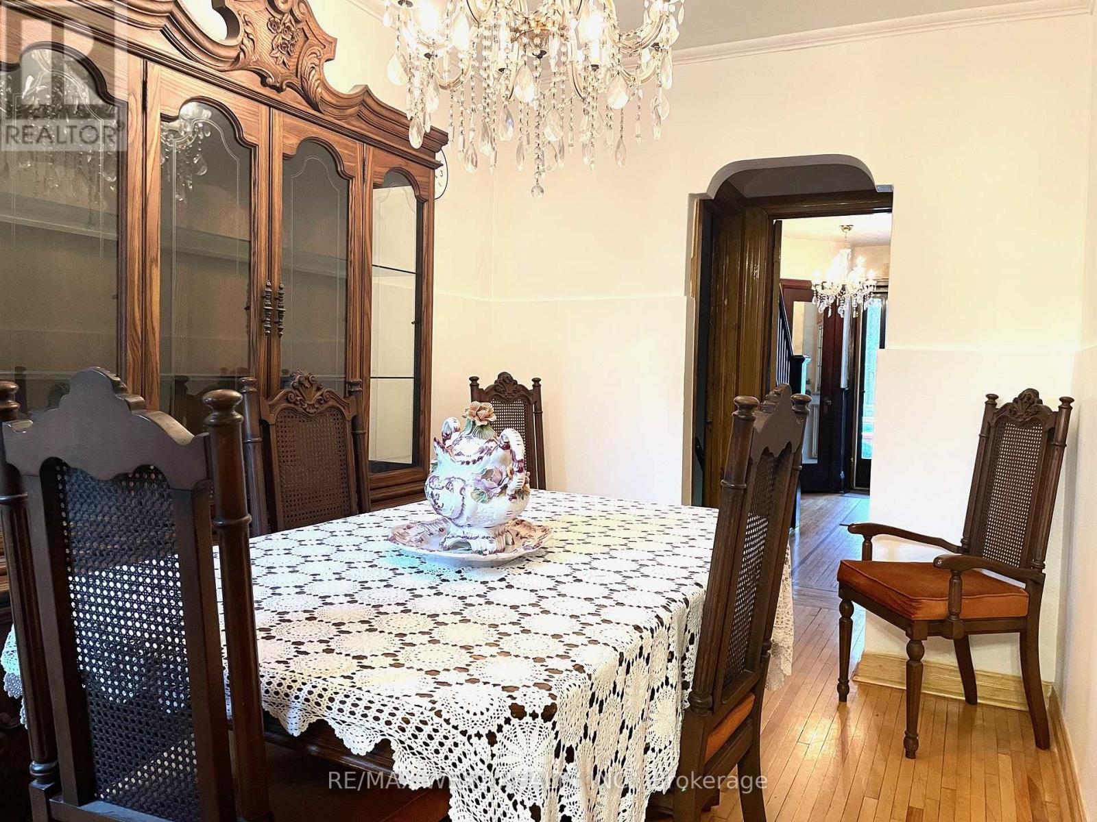 364 Roxton Road, Toronto, Ontario  M6G 3R2 - Photo 5 - C13010176