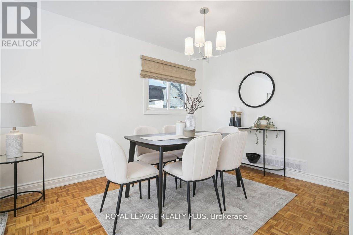 3655 Burnbrae Drive, Mississauga, Ontario  L5C 2R6 - Photo 4 - W13010208