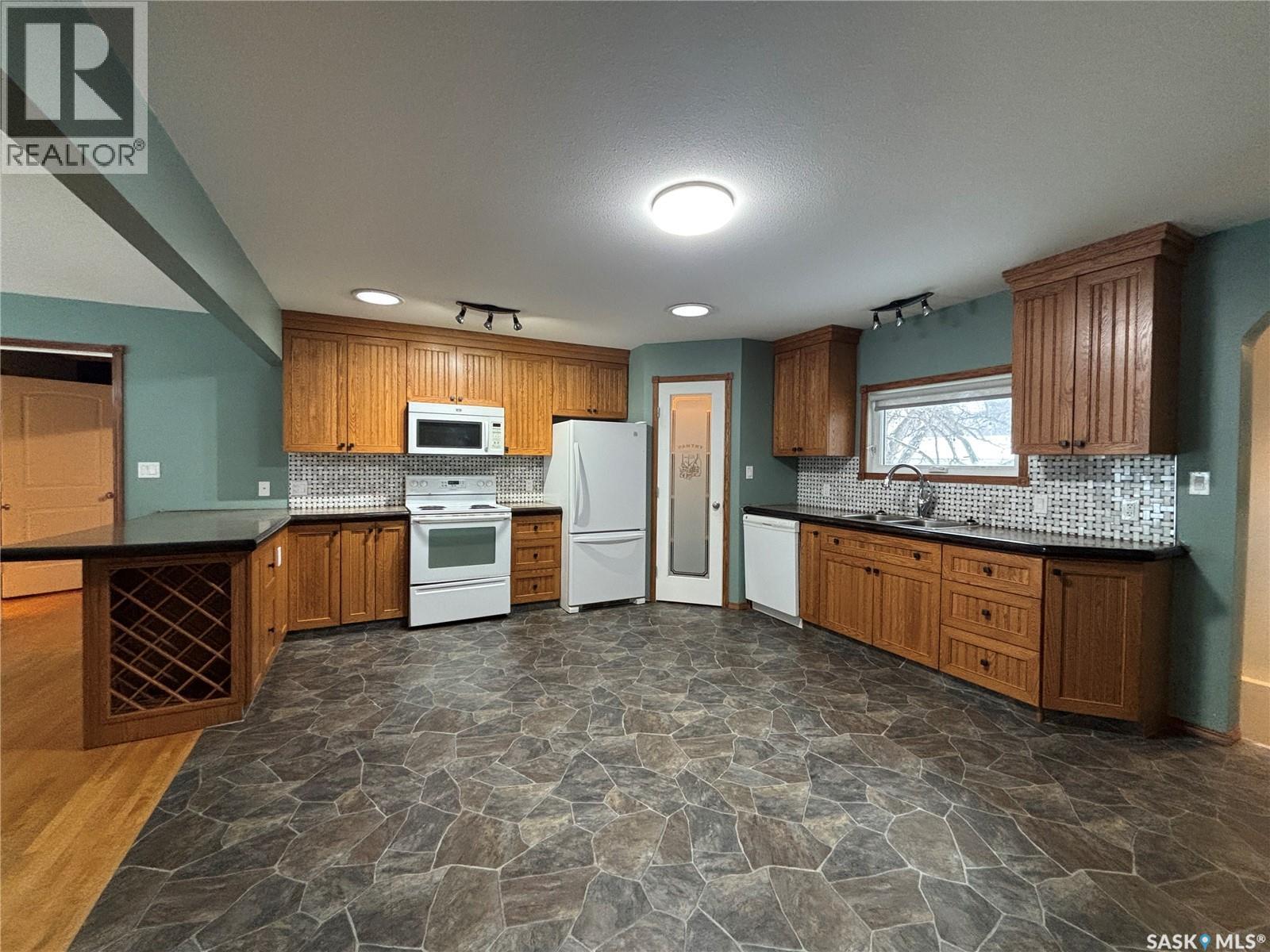 413 Maple Street, Maple Creek, Saskatchewan  S0N 1N0 - Photo 9 - SK033144