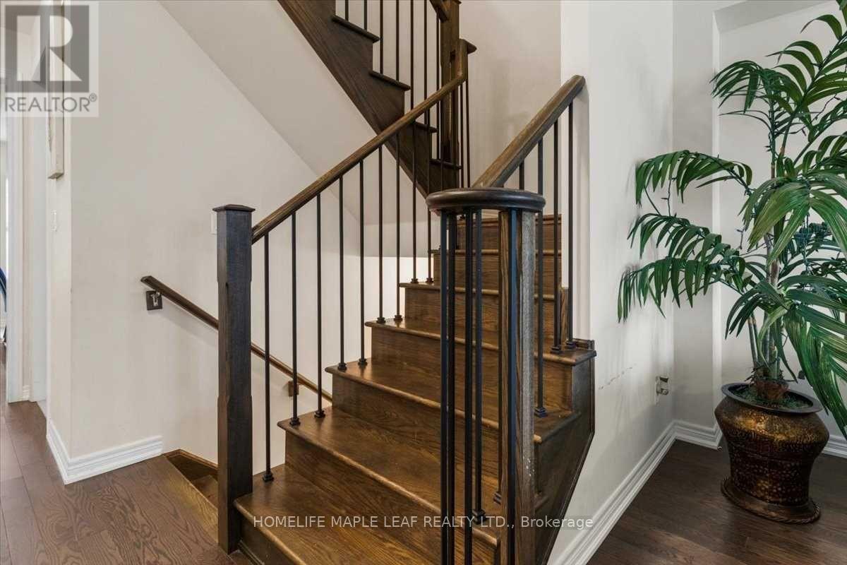 67 Folgate Crescent, Brampton, Ontario  L6R 4A7 - Photo 5 - W12988520