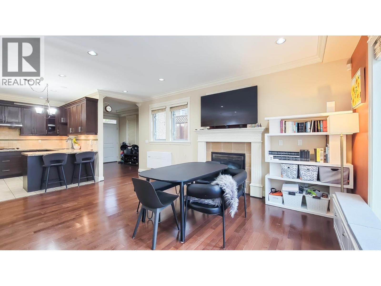 203 E 18th Street, North Vancouver, British Columbia  V7L 2X7 - Photo 3 - R3112646