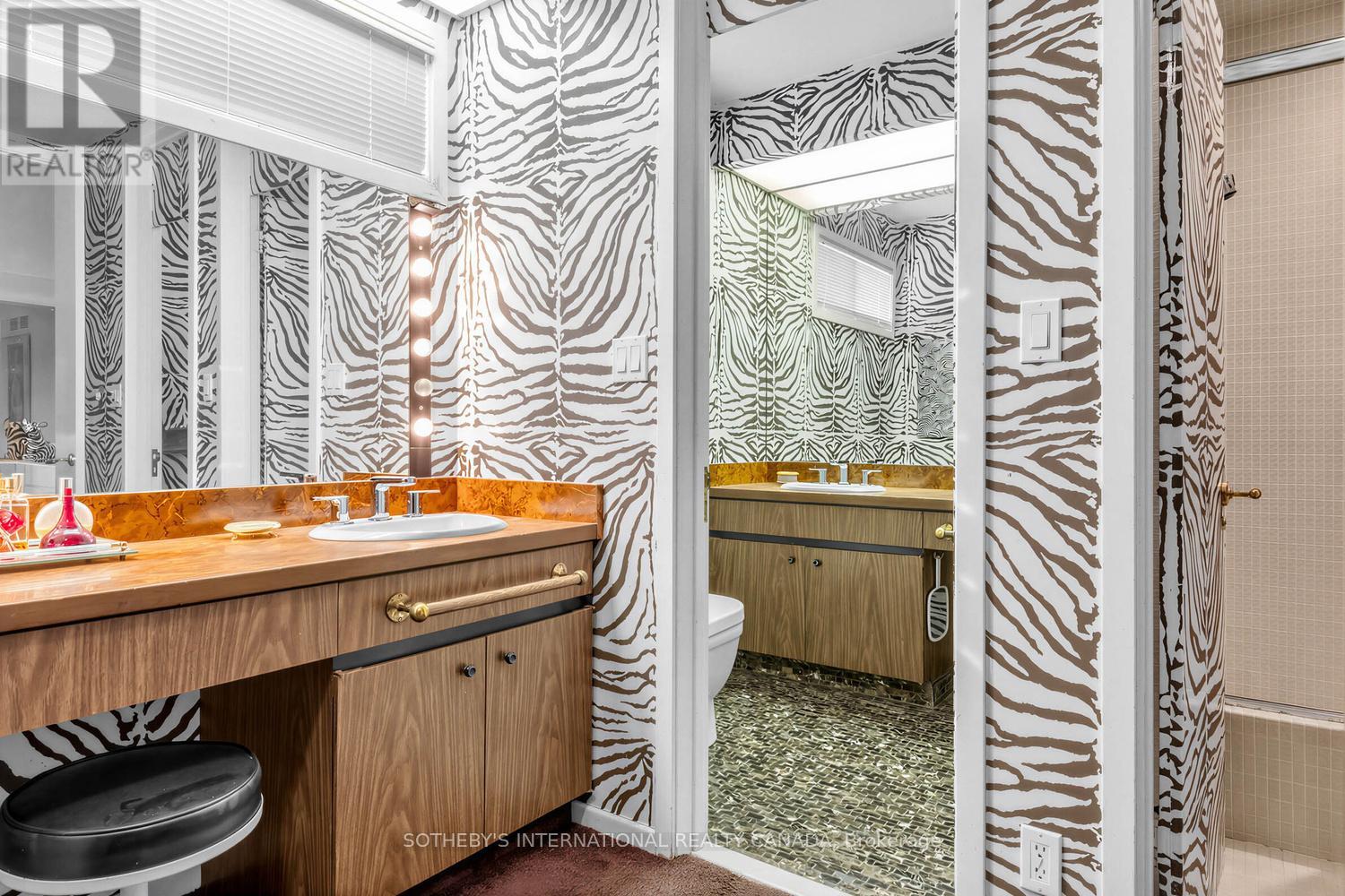 16 Royal Oak Drive, Toronto, Ontario  M3C 2M2 - Photo 21 - C13010262