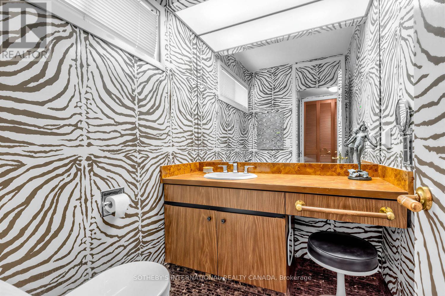 16 Royal Oak Drive, Toronto, Ontario  M3C 2M2 - Photo 22 - C13010262