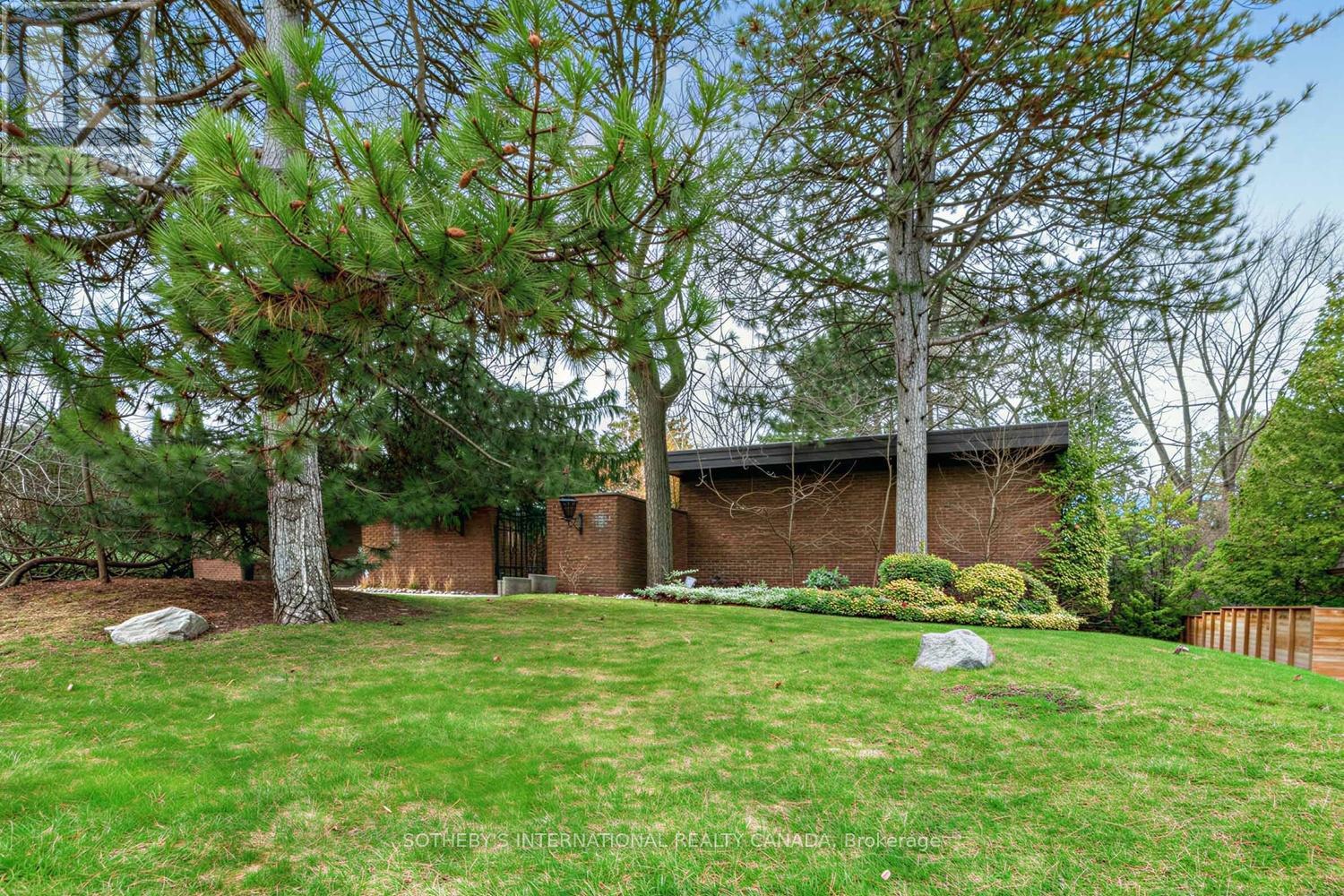 16 Royal Oak Drive, Toronto, Ontario  M3C 2M2 - Photo 6 - C13010262