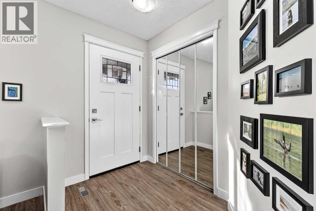 586 Evermeadow Road Sw, Calgary, Alberta  T2Y 4W9 - Photo 2 - A2300518