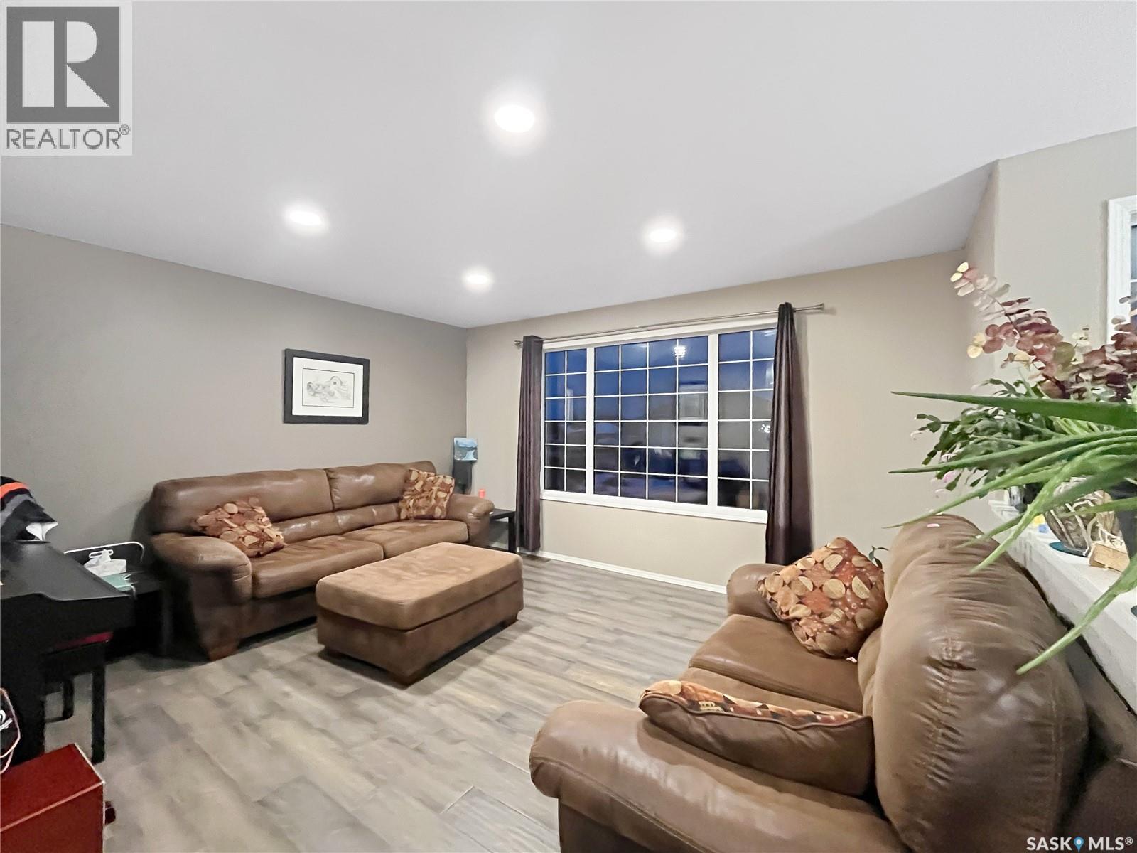 27 Carment Place, Prince Albert, Saskatchewan  S6V 8A2 - Photo 5 - SK033054