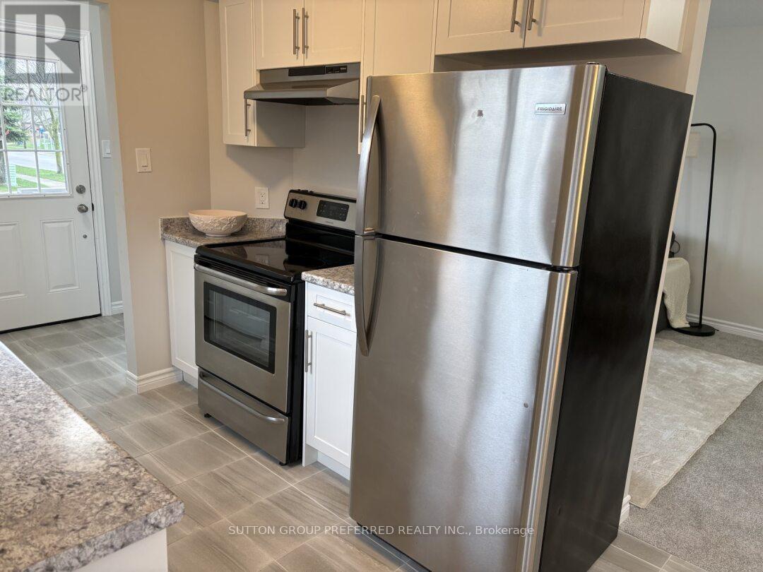 195 Simpson Crescent, London East, Ontario  N5V 5E1 - Photo 3 - X12457328