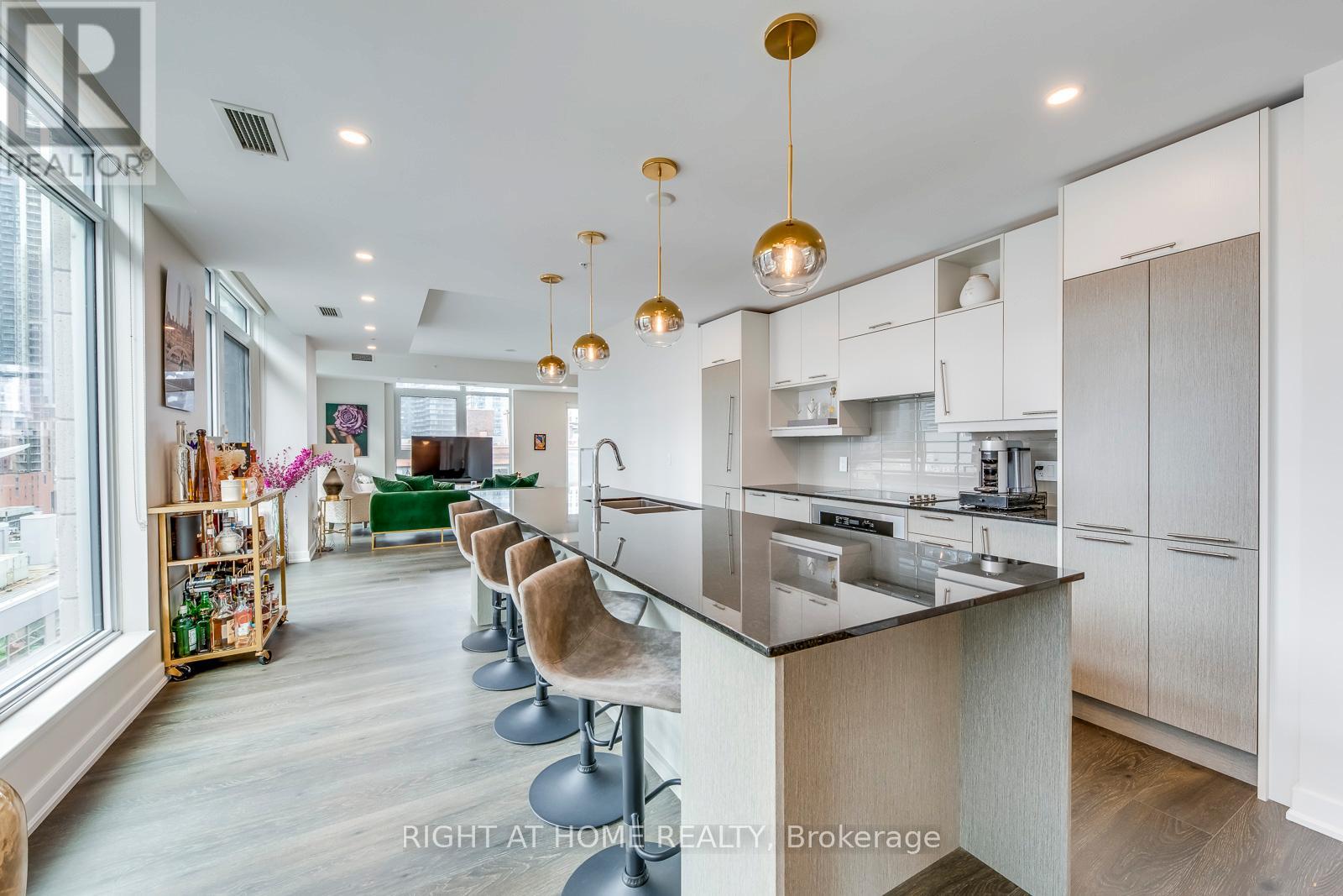 807 - 30 Nelson Street, Toronto, Ontario  M5V 0H5 - Photo 2 - C13010292