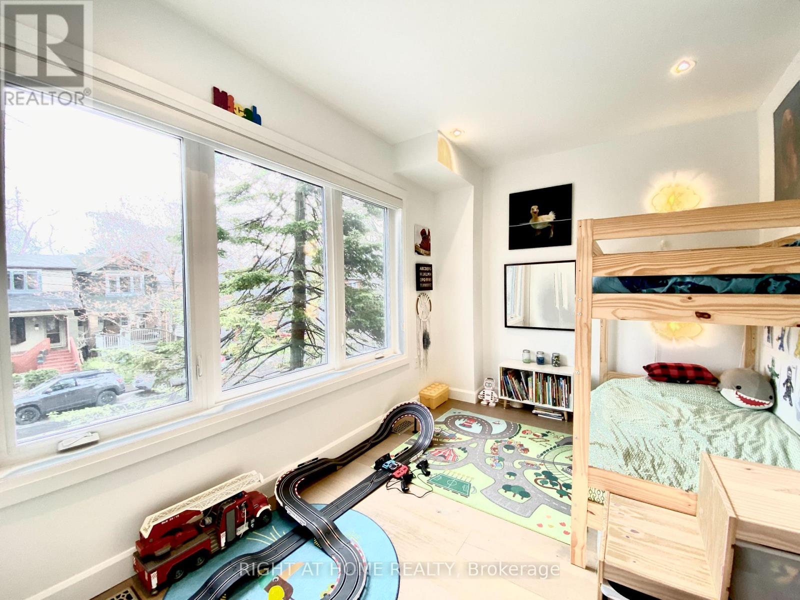 16 Woodlee Road, Toronto, Ontario  M4E 2R1 - Photo 10 - E13010330