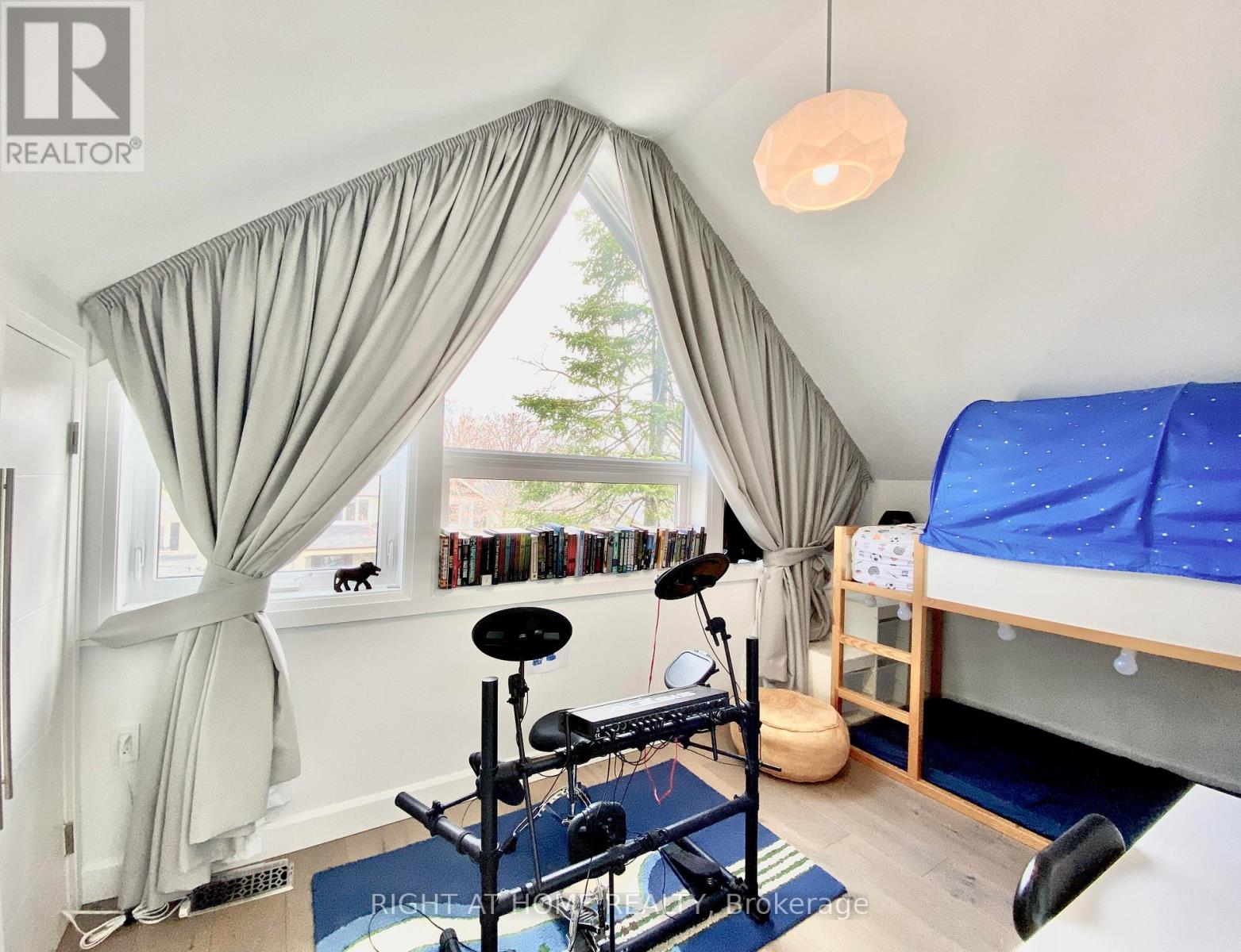 16 Woodlee Road, Toronto, Ontario  M4E 2R1 - Photo 11 - E13010330