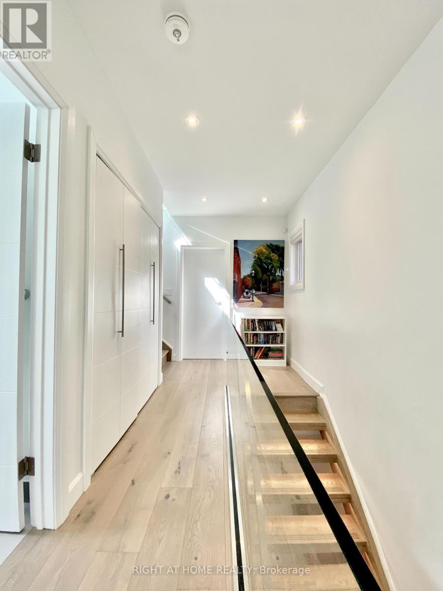 16 Woodlee Road, Toronto, Ontario  M4E 2R1 - Photo 12 - E13010330