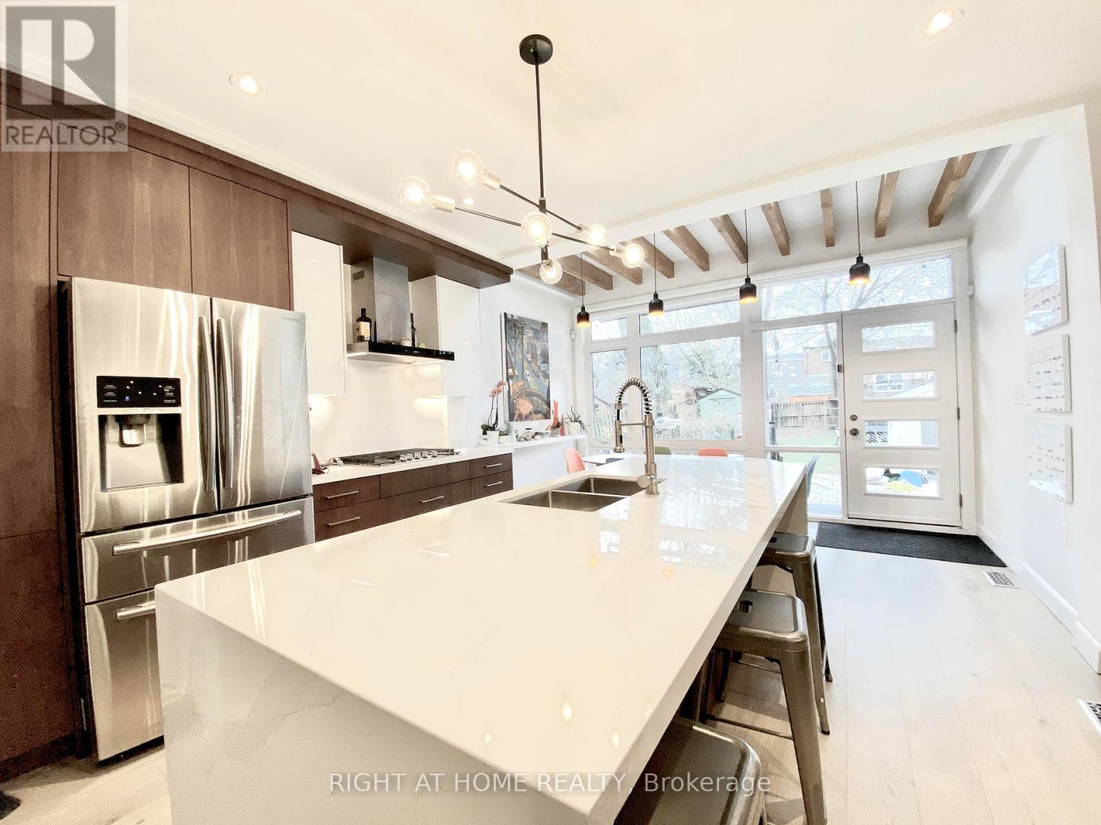 16 Woodlee Road, Toronto, Ontario  M4E 2R1 - Photo 2 - E13010330