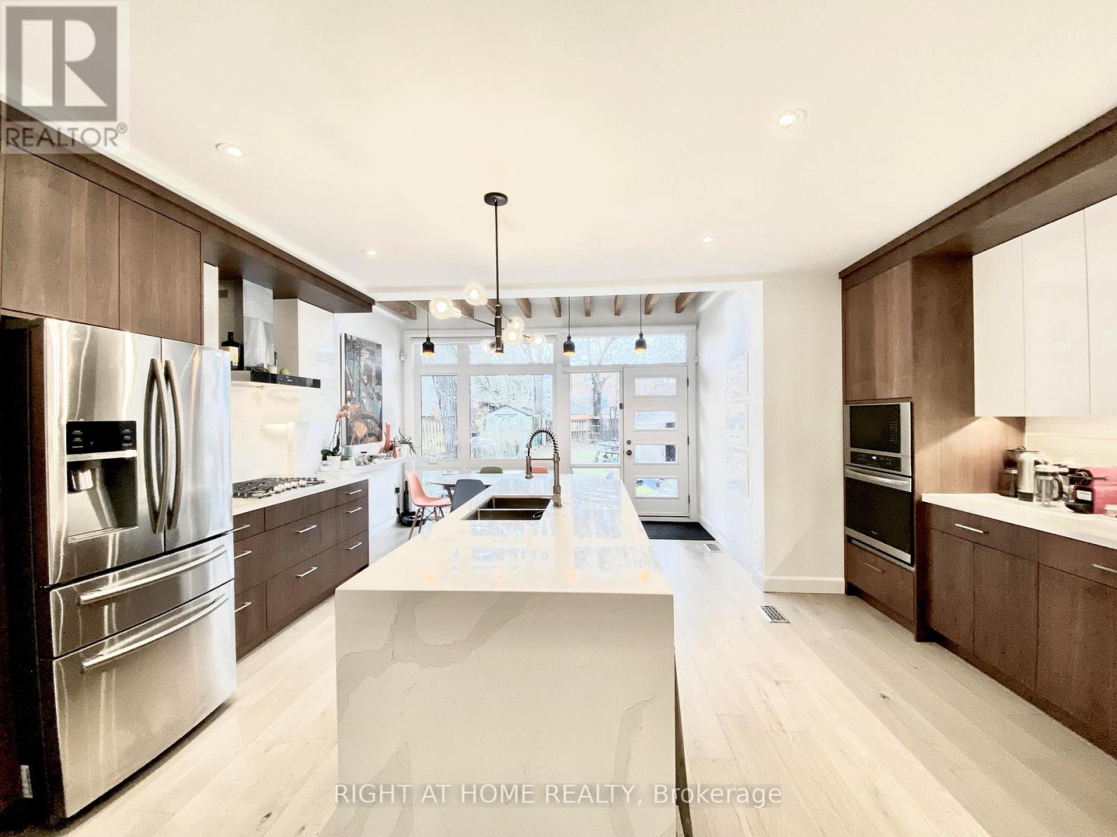 16 Woodlee Road, Toronto, Ontario  M4E 2R1 - Photo 3 - E13010330