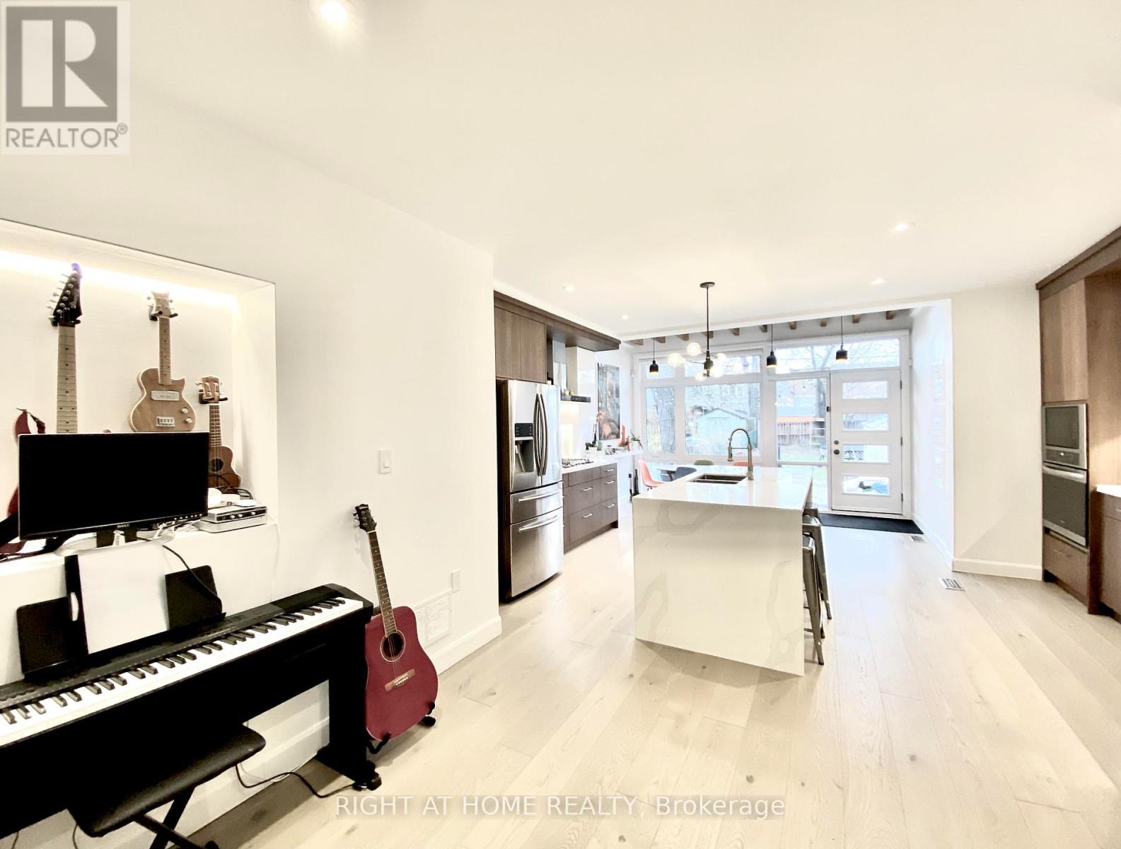 16 Woodlee Road, Toronto, Ontario  M4E 2R1 - Photo 4 - E13010330