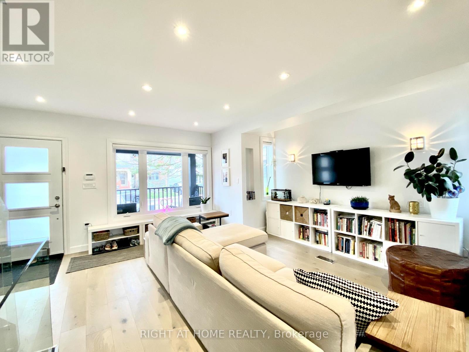 16 Woodlee Road, Toronto, Ontario  M4E 2R1 - Photo 6 - E13010330