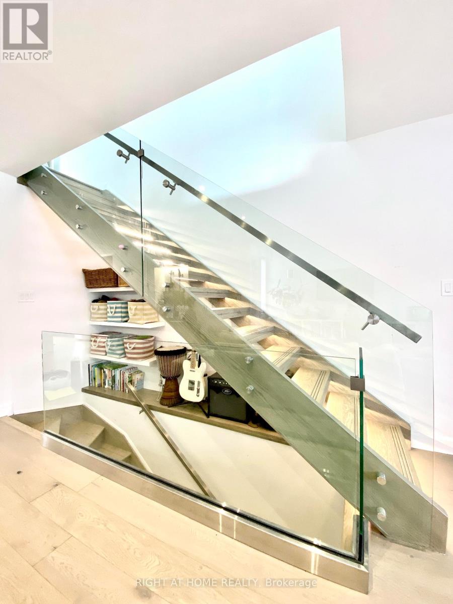 16 Woodlee Road, Toronto, Ontario  M4E 2R1 - Photo 7 - E13010330