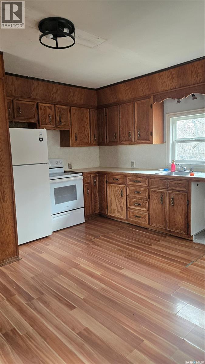 409 Wylie Avenue, Oxbow, Saskatchewan  S0C 2B0 - Photo 2 - SK029123