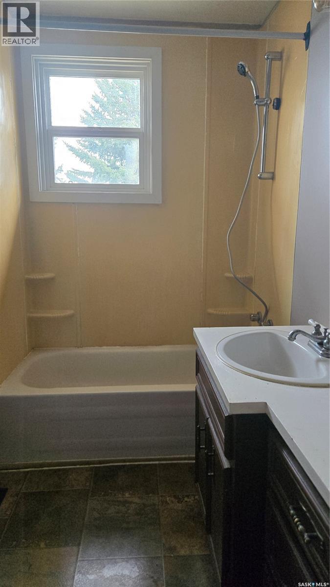 409 Wylie Avenue, Oxbow, Saskatchewan  S0C 2B0 - Photo 7 - SK029123