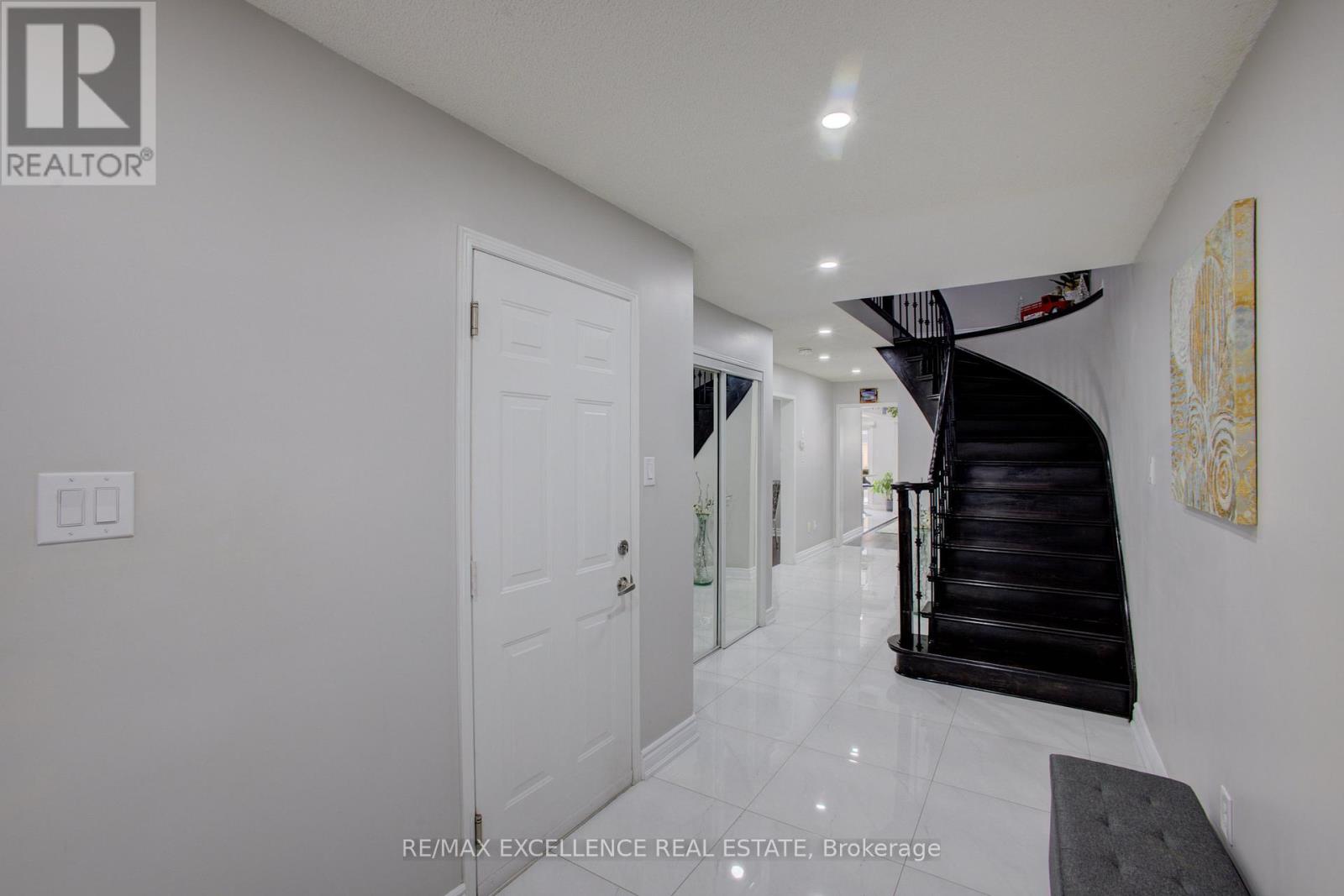 5 Wildsky Road, Brampton, Ontario  L6Y 5P6 - Photo 4 - W13010308