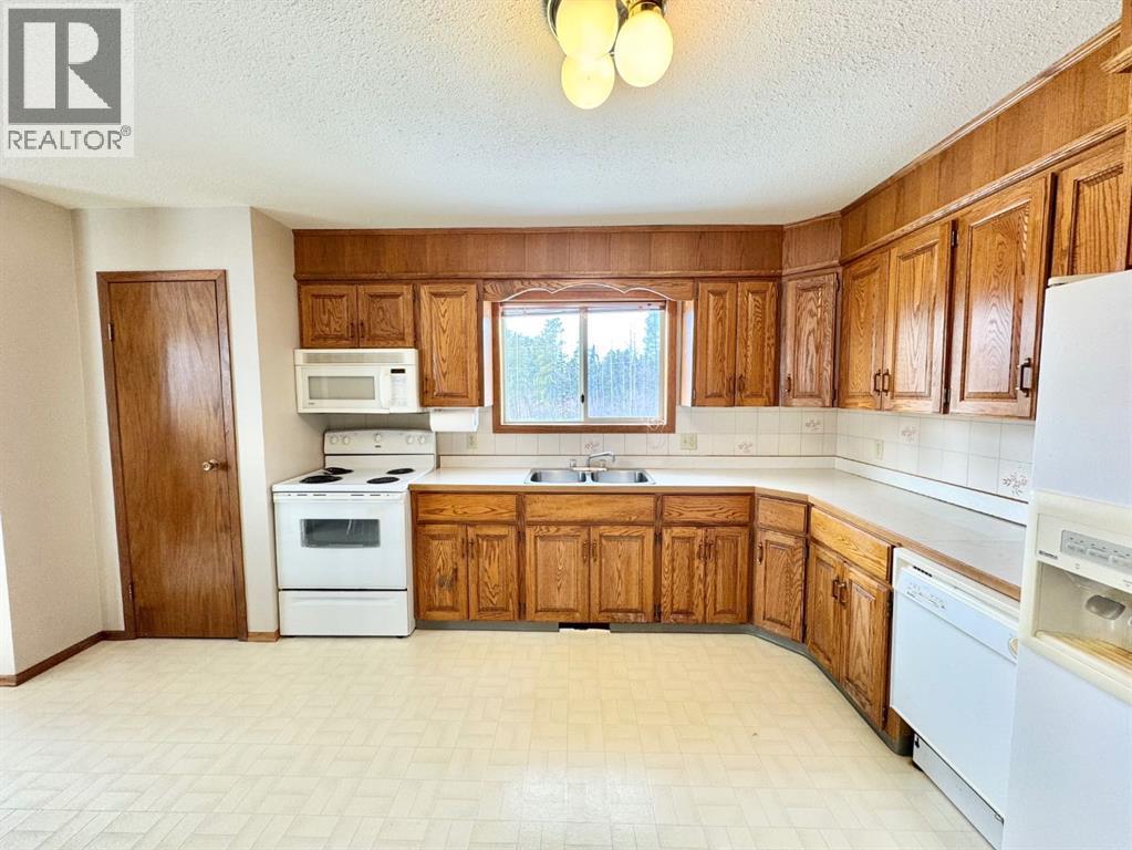 21 Tressa Street, Swan Hills, Alberta  T0G 2C0 - Photo 2 - A2286176