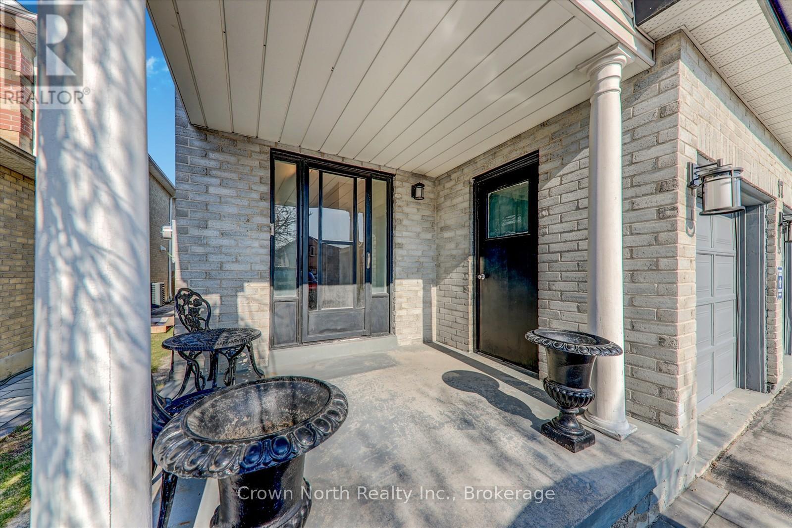 17 Plumrose Boulevard, Toronto, Ontario  M1E 5E8 - Photo 4 - E13010356