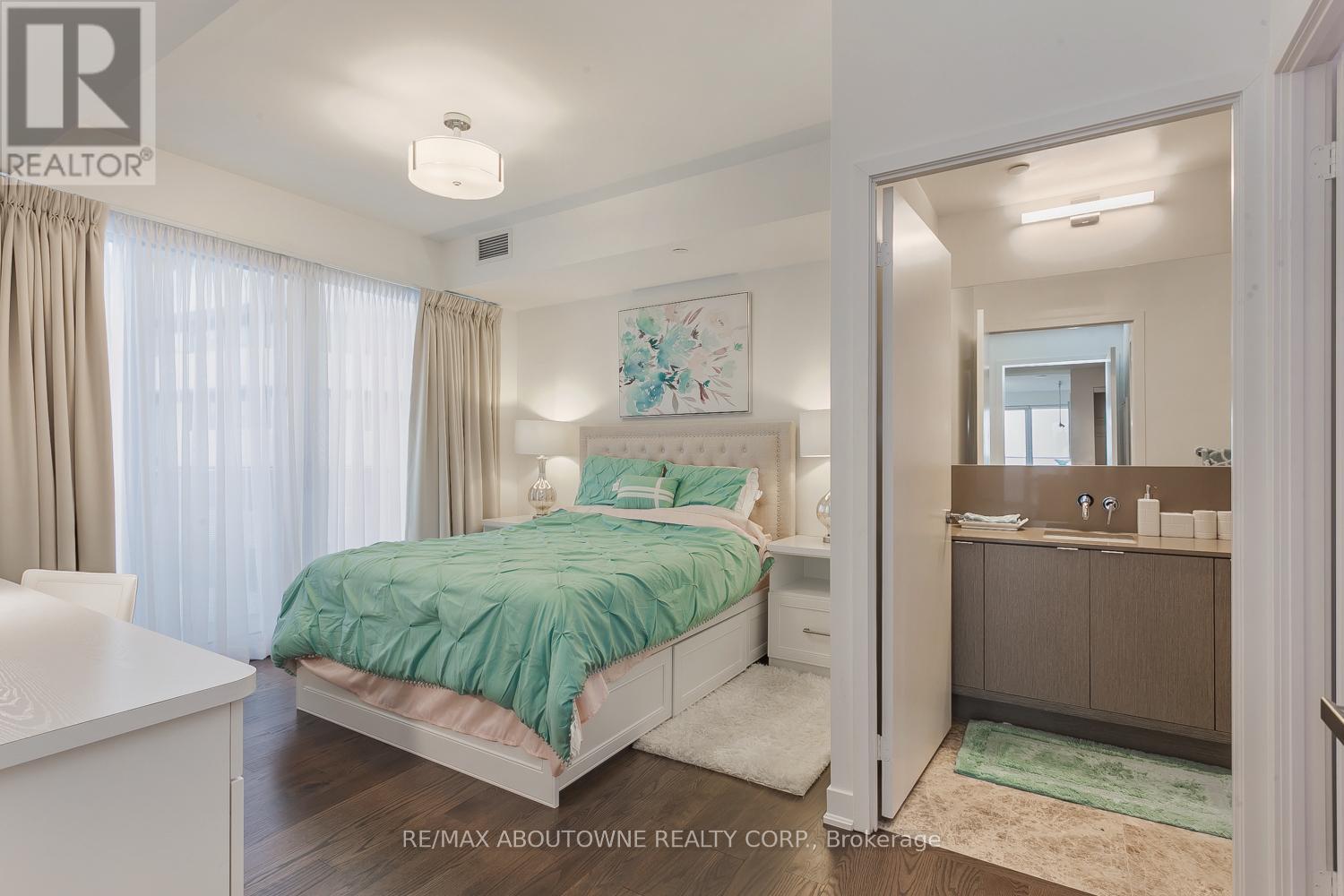 6410 - 88 Harbour Street, Toronto, Ontario  M5J 1B7 - Photo 14 - C13010422