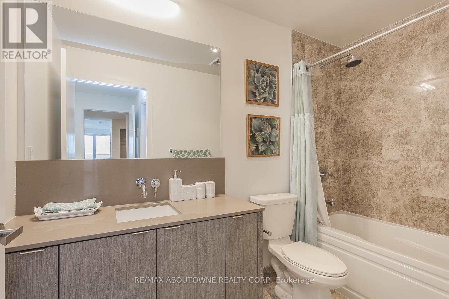 6410 - 88 Harbour Street, Toronto, Ontario  M5J 1B7 - Photo 15 - C13010422