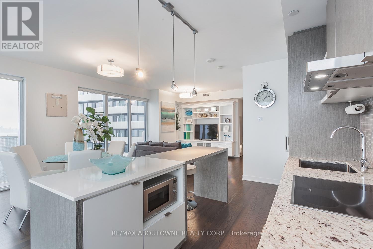 6410 - 88 Harbour Street, Toronto, Ontario  M5J 1B7 - Photo 20 - C13010422