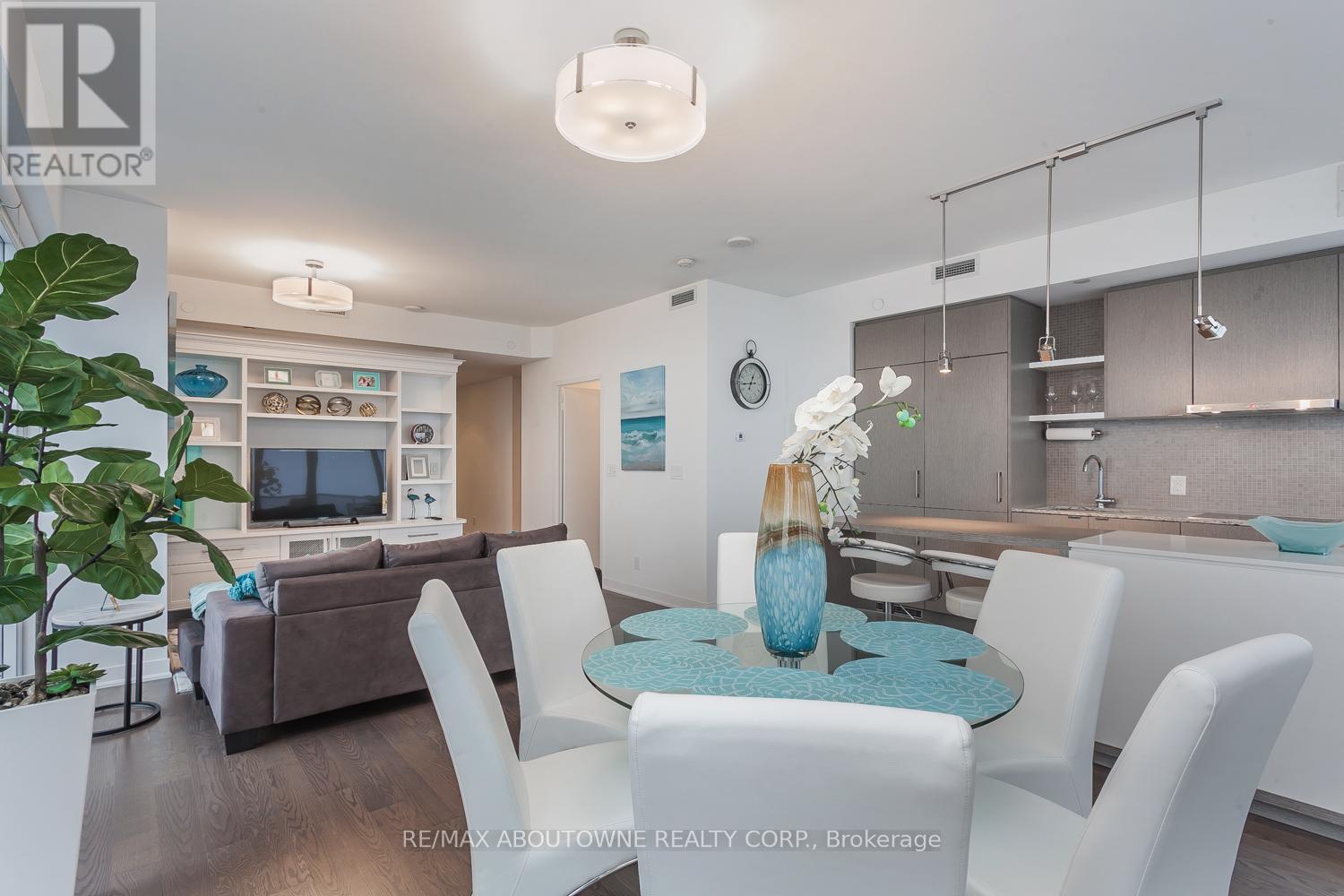 6410 - 88 Harbour Street, Toronto, Ontario  M5J 1B7 - Photo 3 - C13010422