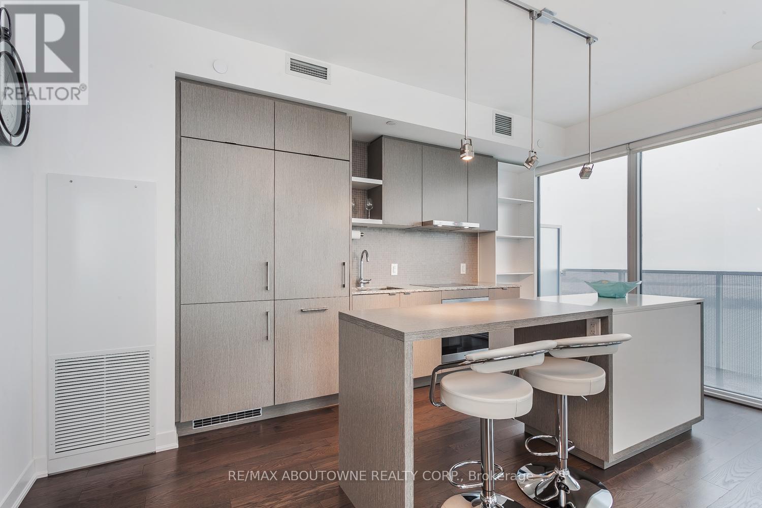 6410 - 88 Harbour Street, Toronto, Ontario  M5J 1B7 - Photo 6 - C13010422