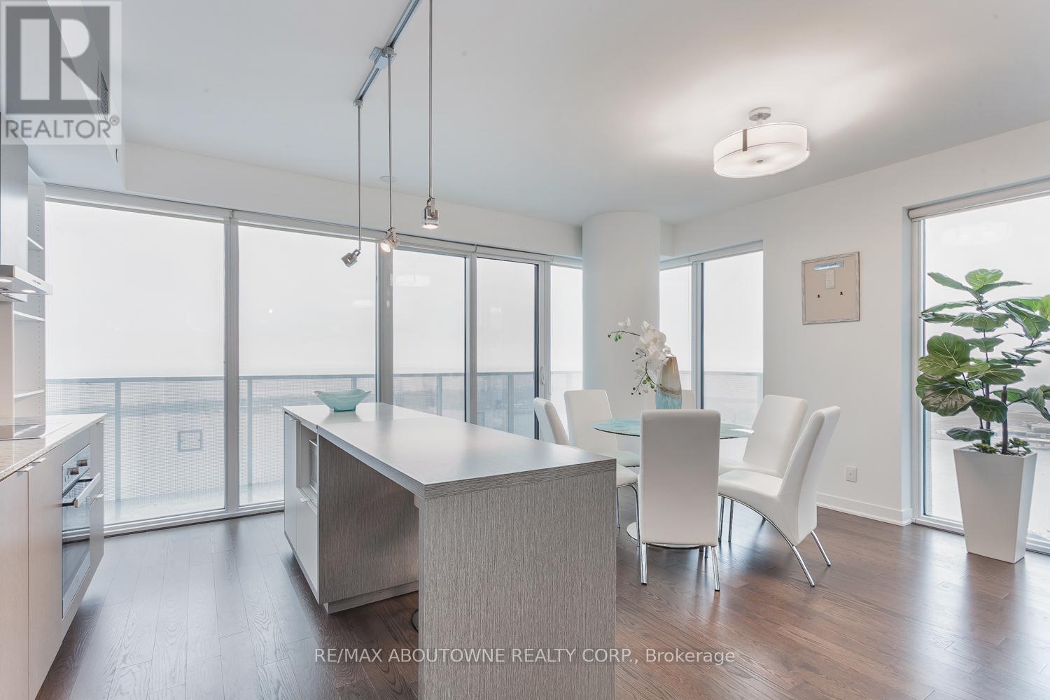 6410 - 88 Harbour Street, Toronto, Ontario  M5J 1B7 - Photo 7 - C13010422