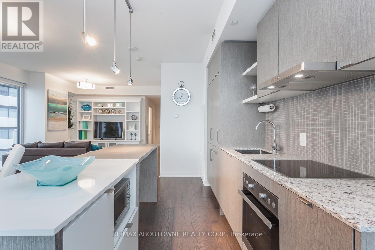 6410 - 88 Harbour Street, Toronto, Ontario  M5J 1B7 - Photo 8 - C13010422