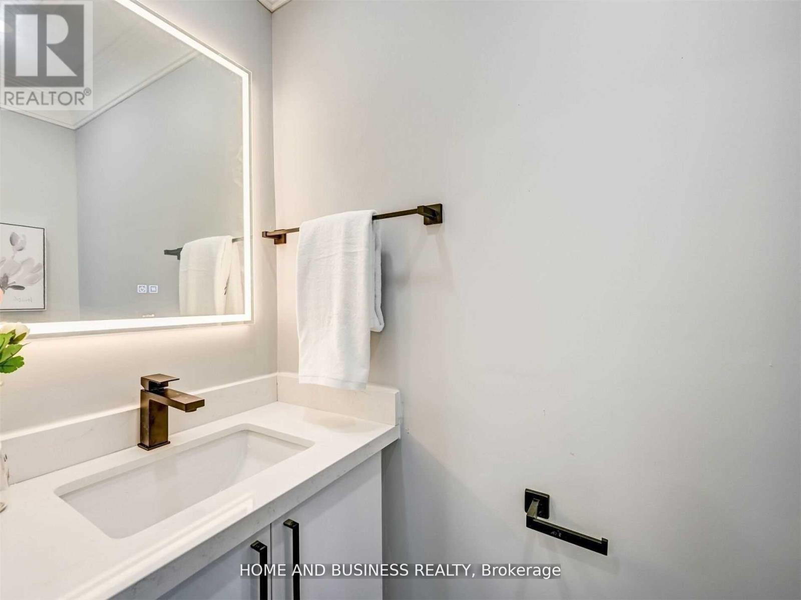 Middle - 470 Louis Drive, Mississauga, Ontario  L5B 2J6 - Photo 11 - W13010418