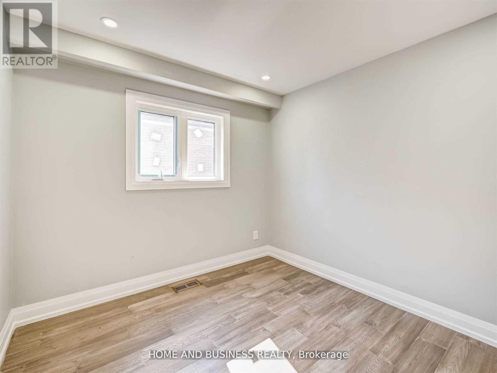 Middle - 470 Louis Drive, Mississauga, Ontario  L5B 2J6 - Photo 12 - W13010418