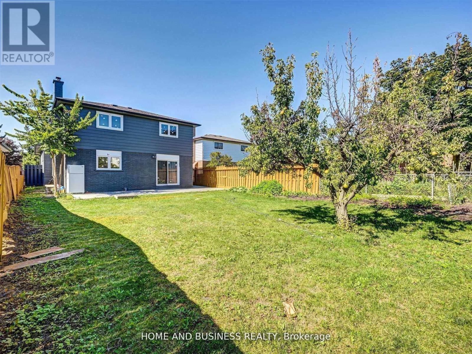 Middle - 470 Louis Drive, Mississauga, Ontario  L5B 2J6 - Photo 2 - W13010418