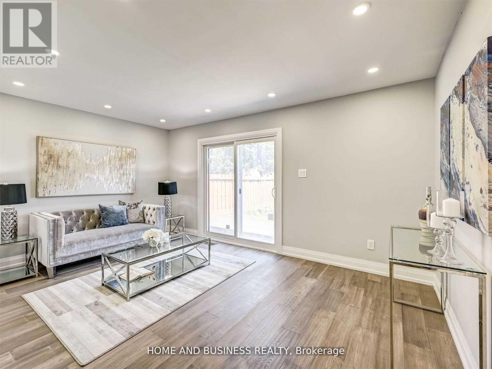 Middle - 470 Louis Drive, Mississauga, Ontario  L5B 2J6 - Photo 3 - W13010418