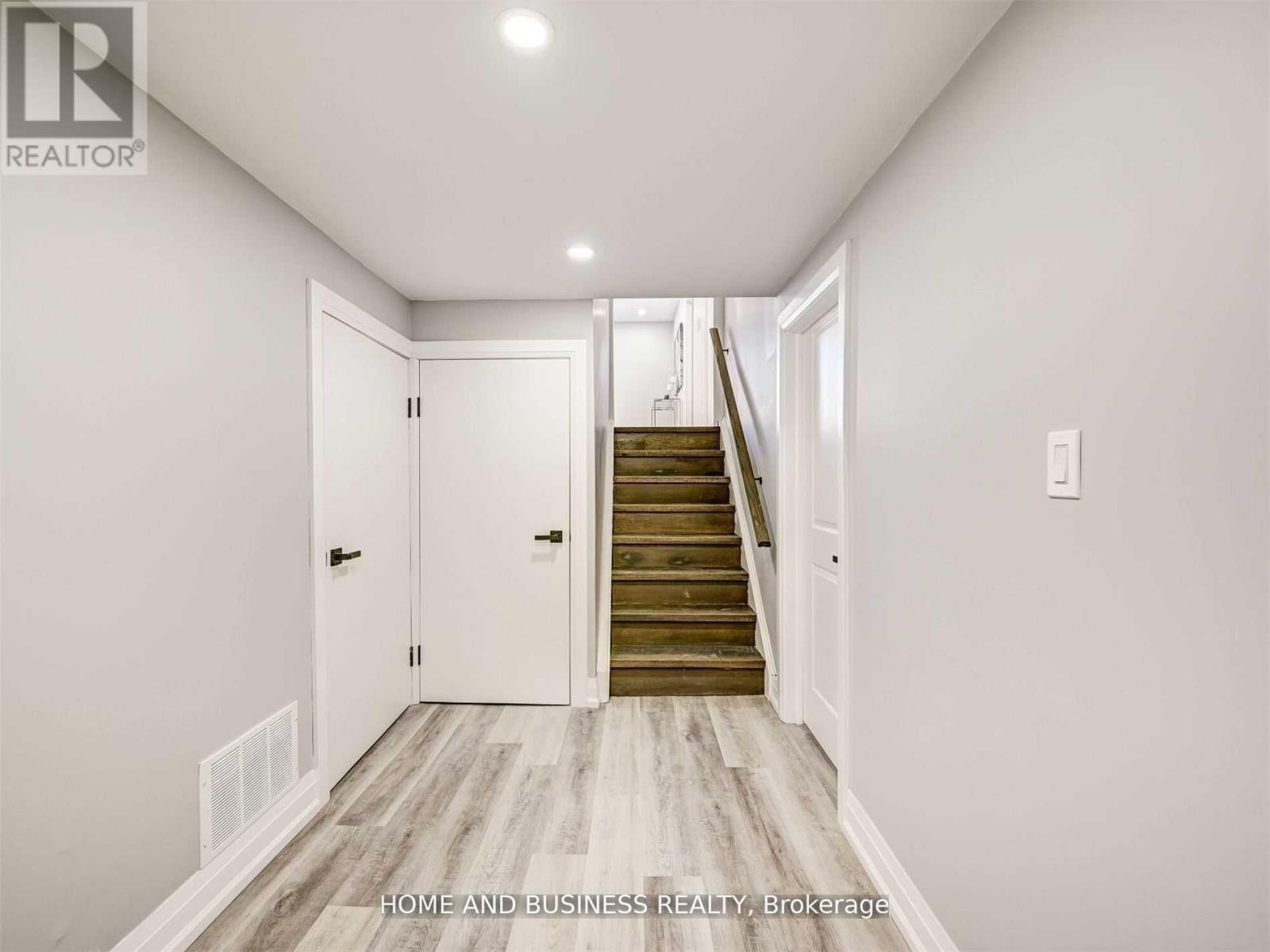 Middle - 470 Louis Drive, Mississauga, Ontario  L5B 2J6 - Photo 6 - W13010418